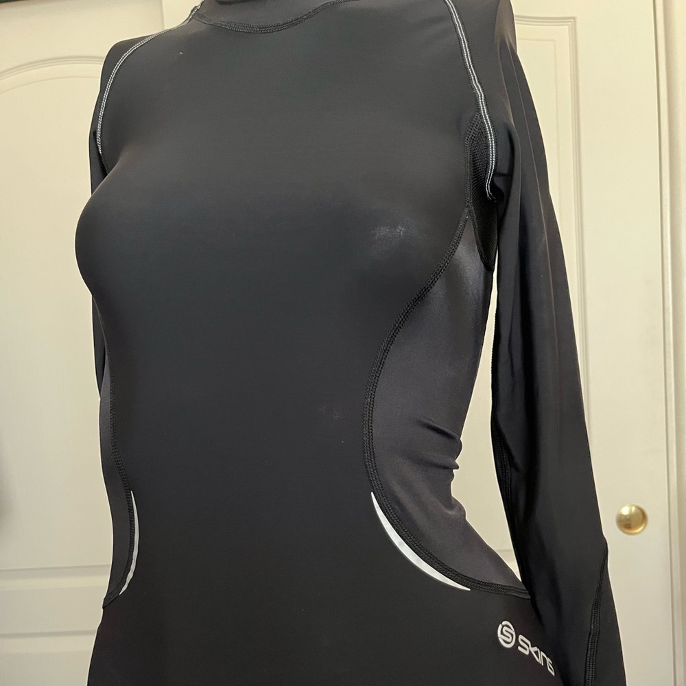SKINS A400 compression. black. Long sleeve. Small.